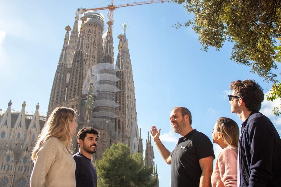 Sagrada Familia with Official Guide & Fast-Track Entry - Who this tour is best for