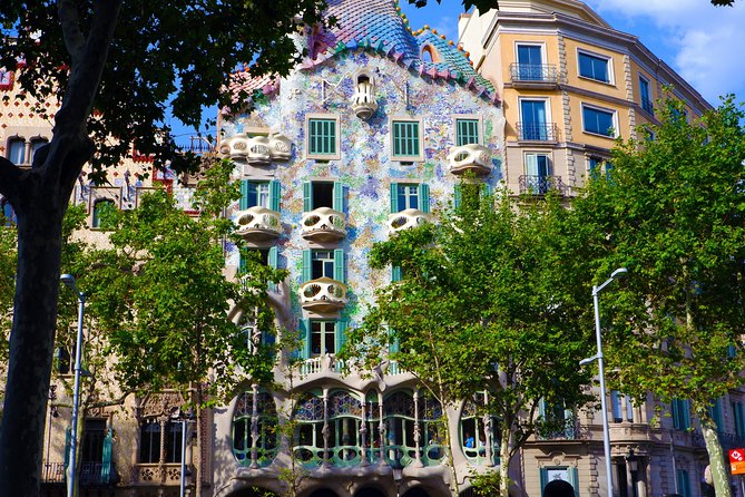 Self-Guided Audio Tour-The Surrealist Barcelona of Dalí and Gaudí - Starting at Sala Dalmau, ending at Palau Güell
