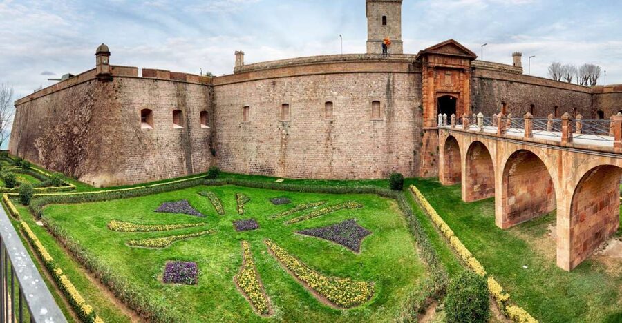 Skip-the-line Montjuïc Castle Tour with a Cable Car Ride - Who should book this Montjuïc Castle tour?