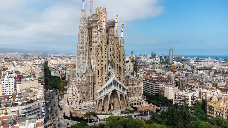 Small-Group Sagrada Familia Fully Guided Tour - Key highlights you will feel right away