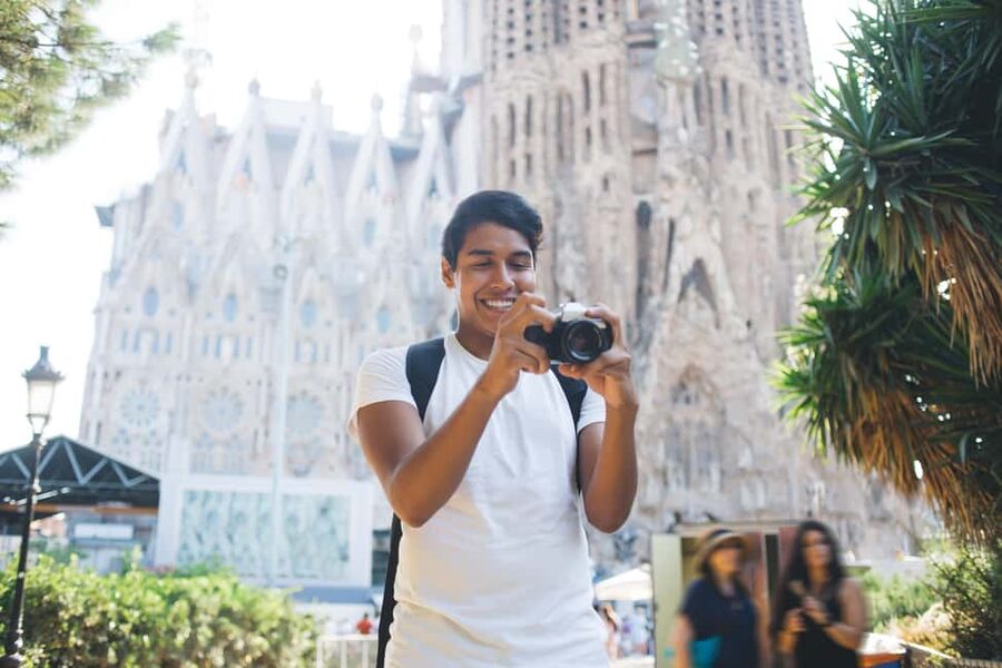 Small-Group Sagrada Familia Fully Guided Tour - Finding your guide at Avinguda de Gaudí, 2