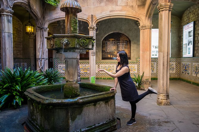 Sunny Barcelona Photoshoot - Timing tips: morning light versus afternoon crowds