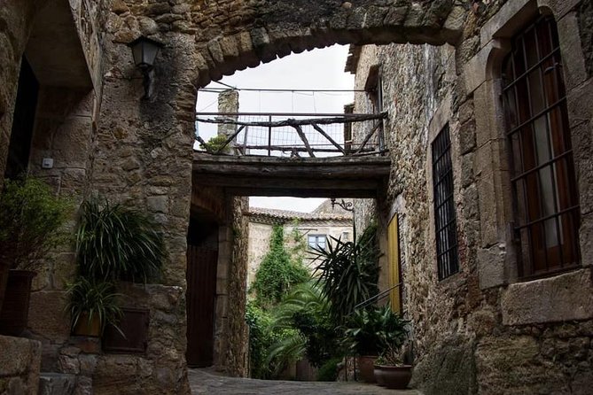 Three Medieval Gems & Local Lunch Private Tour from Barcelona - Who this fits, and what to watch for