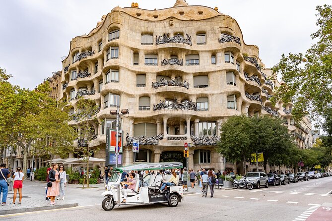 Tour Welcome Barcelona with Local Guide in Eco Tuk Tuk Private - Gaudí and the classic highlights: Sagrada Familia, La Pedrera, and Passeig de Gràcia