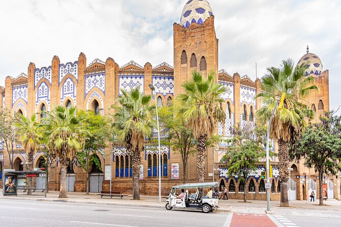 Tour Welcome Barcelona with Local Guide in Eco Tuk Tuk Private - Rain, heat, and the canopy question: manage expectations for photos