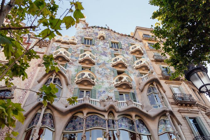 Treasures of Barcelona: Private Gaudi Walking Tour - Guide experience: how private works in real life