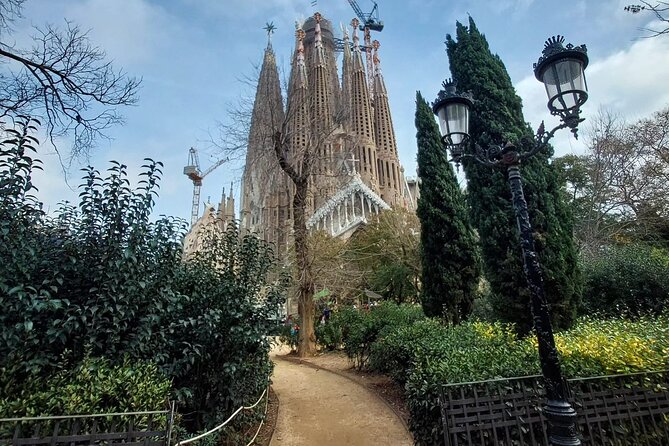 UnCommon Barcelona by Bike! Top Sights and Hidden Corners - Arc de Triomf, 1888 World Fair history and a great photo break