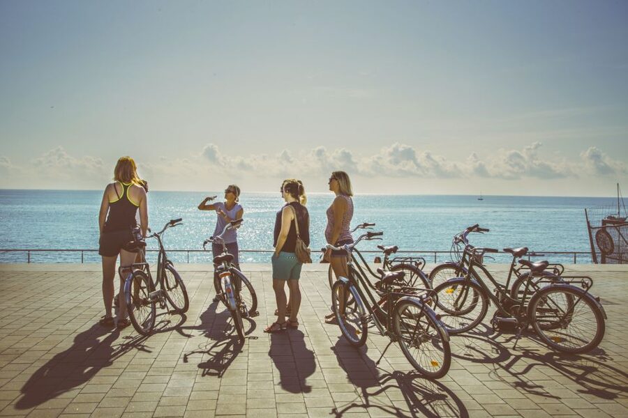 Unusual Barcelona Bike Tour in French - The 3-hour circuit that prioritizes side streets over postcards