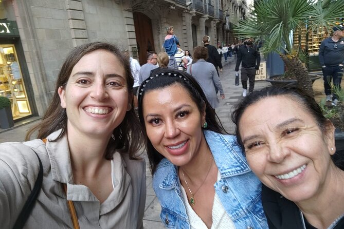 Welcome Tour in Barcelona - Barcelona Cathedral: outside explanations for a famous landmark